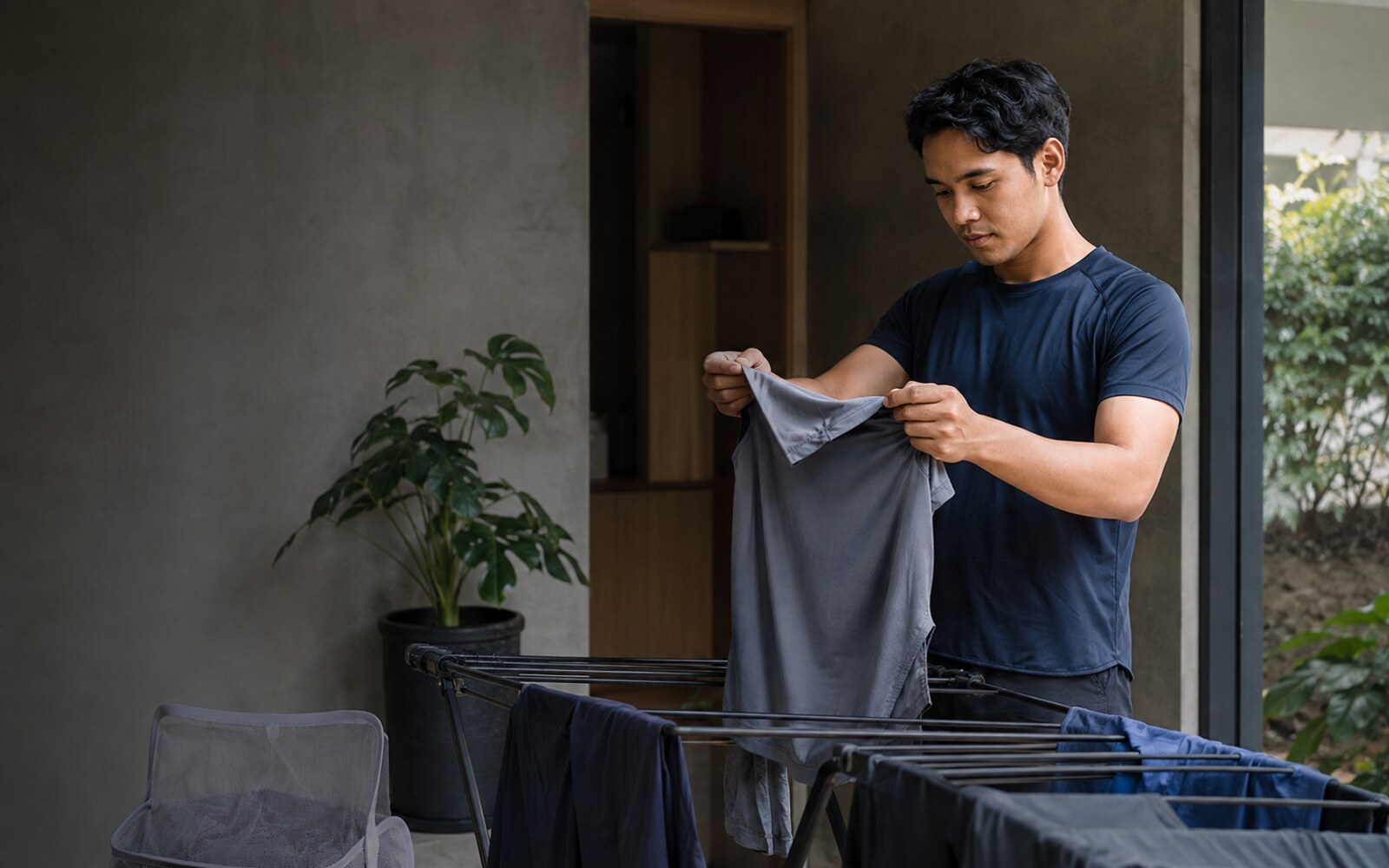 Ritual cuci dan jemur yang menjaga elastisitas activewear tetap awet.
